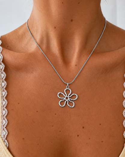 Avela Flower Necklace – Silver